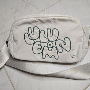 Lululemon Everywhere Belt Bag 1L Embroidery in Bone / Cascadia Green